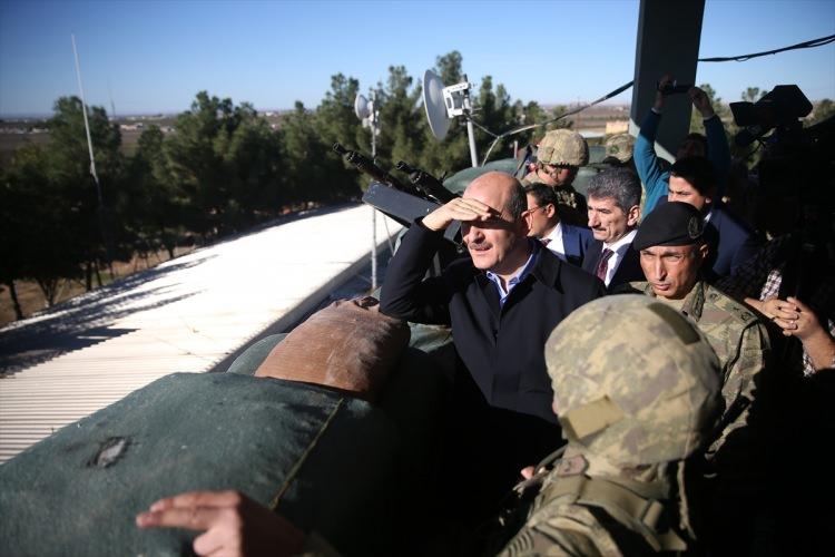<p>Daha sonra Soylu, Akçakale Gümrük Kapısı yakınlarında konvoyuna sevgi gösterisinde bulunan, aralarında çocukların da bulunduğu grubu görünce aracından inerek yanlarına gitti.</p>