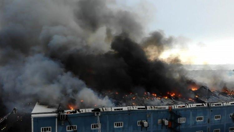 <p>Esenyurt Akçaburgaz’da bir palet fabrikasında bu sabah erken saatlerde henüz bilinmeyen bir sebeple yangın çıktı. </p>
