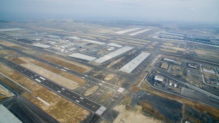 <p>Cumhurbaşkanı Erdoğan tarafından 29 Ekim'de ilk fazı hizmete alınacak İstanbul Yeni Havalimanı böylece büyüklüğünden altyapısına, güvenlik sistemlerinden mimarisine kadar pek çok alanda dünyaya örnek olacak.</p>