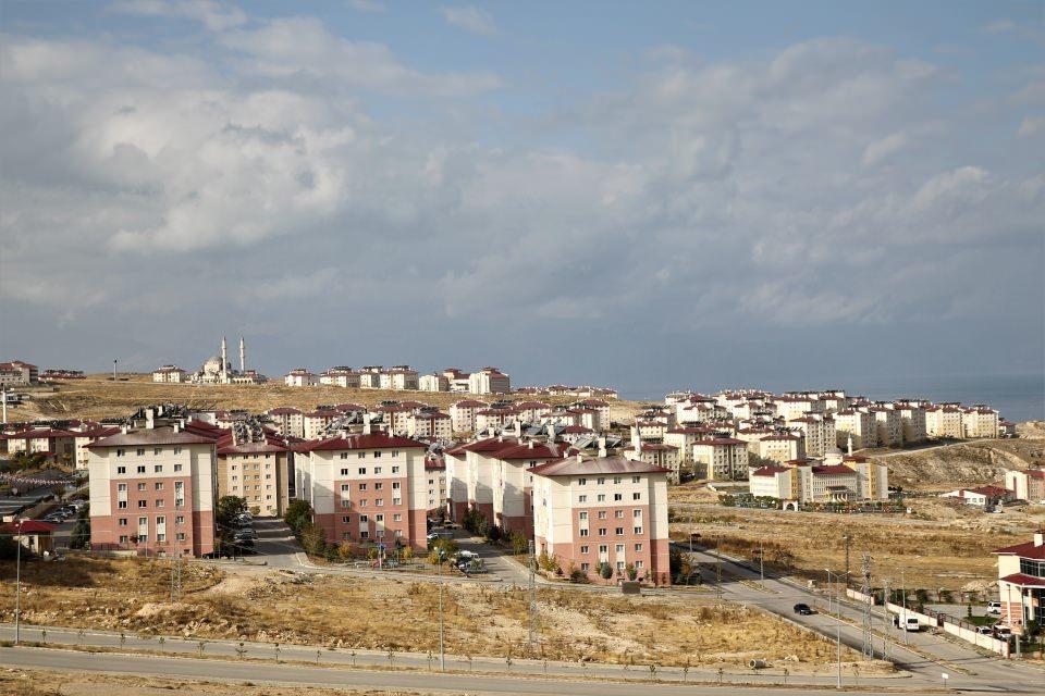 <p><strong>"Van'da adeta yeniden bir şehir kuruldu"</strong></p>
<p> AFAD İl Müdürü Osman Uçar, AA muhabirine yaptığı açıklamada, Van'da depremin ardından devletin ve hükümetin çok kısa sürede önemli çalışmalar gerçekleştirdiğini söyledi. </p>
<p>Bu çalışmalar ile vatandaşların ihtiyaçlarının önemli ölçüde karşılandığını anlatan Uçar, "Özellikle depremin ardından yapılan çalışmalarla konut anlamında Van'da adeta yeniden bir şehir kuruldu. Vatandaşların mağduriyeti çok bekletilmeden giderildi." dedi. </p>
<p> </p>