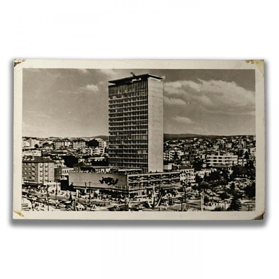 <p>Bu gizli mesajlaşma yöntemi beyaz boşlukları bulunan herhangi bir fotoğraf kartına, bir veya birkaç dokümanın negatif birimlerinden agrandizör yardımıyla monte edilmesiyle elde ediliyor.</p>
