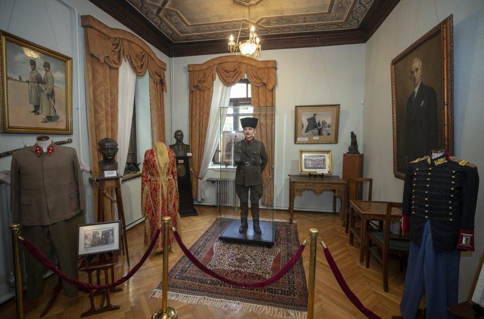 <p>Cumhurbaşkanlığı Köşkü'nün Gazi Mustafa Kemal Atatürk'ün 1932-1938 yıllarında oturduğu, pembe renkli, önü sütunlu bir ev olduğunu anımsatan Toker, babası İsmet İnönü, Cumhurbaşkanı olunca oraya geçtiklerini ifade etti.</p>

<p> </p>
