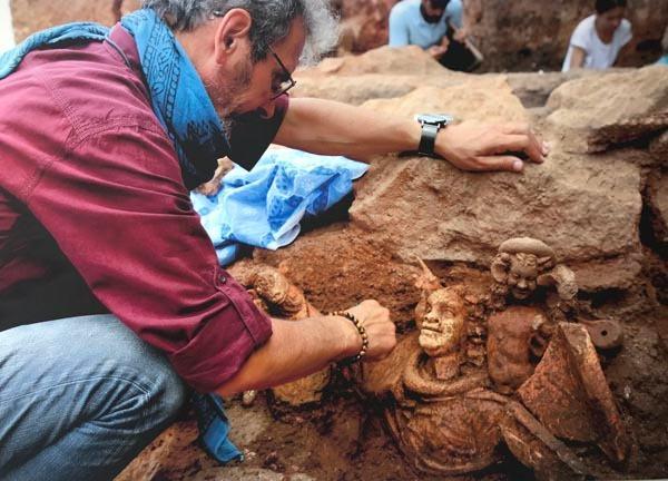 <p>Doğu Karadeniz’in ilk bilimsel arkeolojik kazı alanı olan 2 bin 300 yıllık Ordu Kurul Kalesi’nde Kibele Heykeli, Dionnysos ve Pan figürü ve keçi biçimli hayvan heykellerinin yanı sıra yeni buluntular ortaya çıktı.</p>
<p> </p>