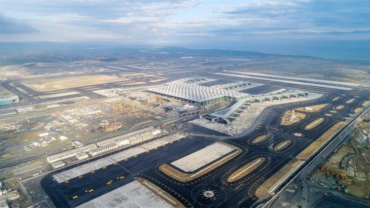 <p>Plaka tanıma sistemlerinin de olduğunu havalimanında, yüz tanıma için altyapı kuruldu.</p>