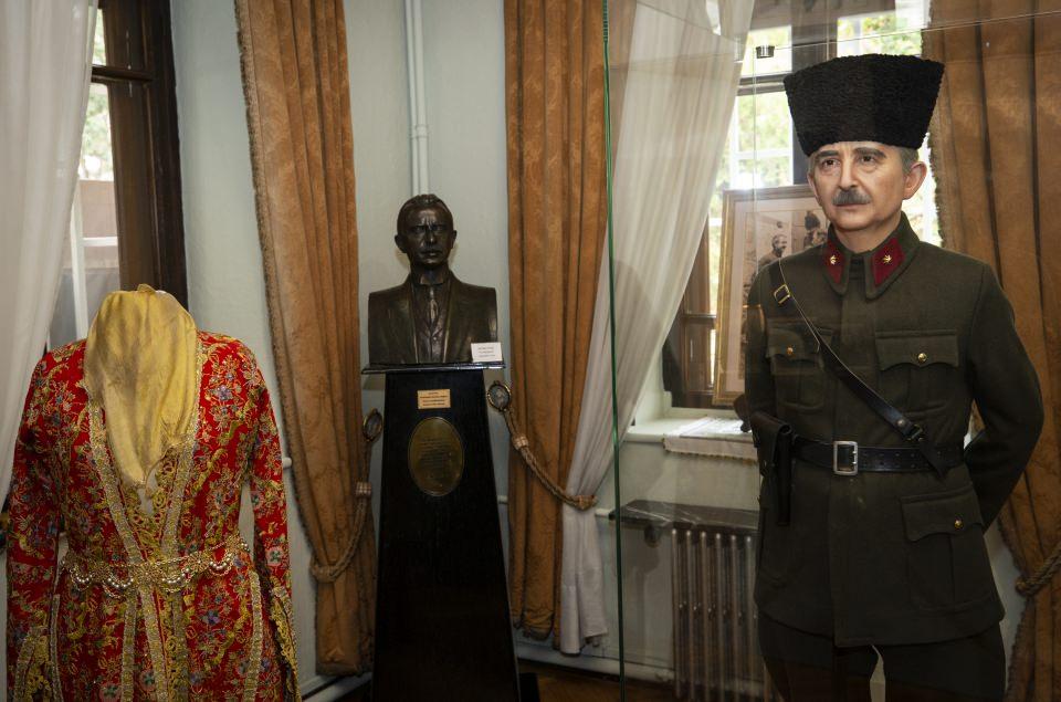 <p>Toker, "Bugün Atatürk'ün evi olarak gezdirilen müze ev bizim kaldığımız, Atatürk'ün yaşadığı ev değil. Gezdirilen ev yani bugünkü müze ev Atatürk'ün Cumhuriyet kurulduktan itibaren 1932 yılına kadar oturduğu ev. Latife Hanım o eve gelin geliyor. Latife Hanım bir yatak odası ve kütüphane ilave ediyor." dedi.</p>

<p> </p>
