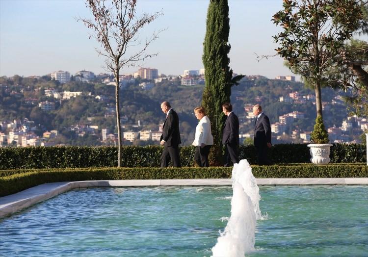 <p>Türkiye Cumhurbaşkanı Recep Tayyip Erdoğan, Suriye konulu dörtlü zirveye katılmak için İstanbul'a gelen Rusya Devlet Başkanı Vladimir Putin, Fransa Cumhurbaşkanı Emmanuel Macron ve Almanya Başbakanı Angela Merkel ile Vahdettin Köşkü'nde bir araya geldi.</p>
<p> </p>