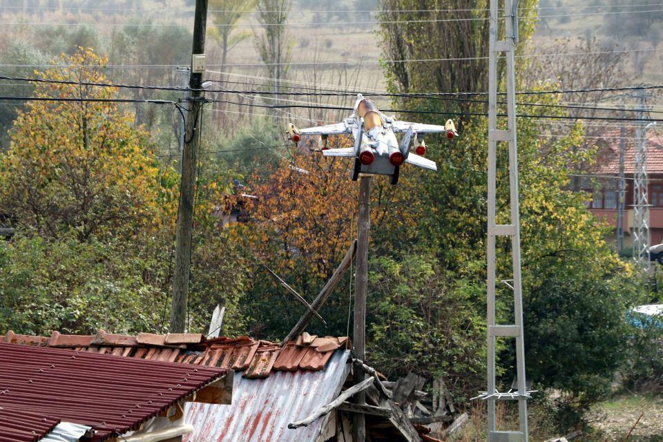 <p>Çankırı'nın Ilgaz ilçesine bağlı Aktaş köyündeki uçak maketleri, köye gelenlerin dikkatini çekiyor.</p>
