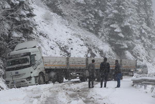 <p>Kartalkaya Kayak Merkezi bölgesinde bulunan iş yerlerine gitmek için yola çıkanlar, Sarıalan Yaylası bölgesinde yoğun kar yağışı ve araçlarında kış lastiğinin olmaması nedeniyle yolda kaldı. Yolda kalanlar, araçlarıyla kent merkezine dönmek zorunda kaldı.</p>
<p> </p>