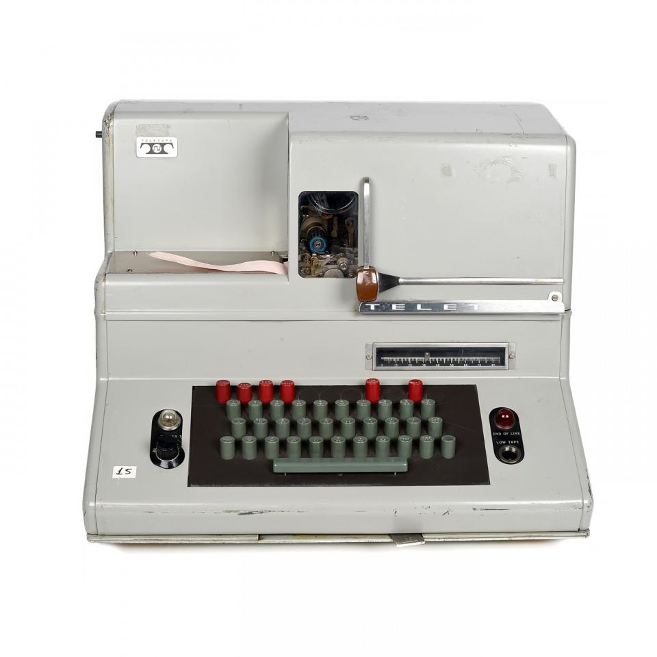 <p>Sanal müzede Teletype Teleks Perfere Cihazı da yer aldı. MİT tarafından 1975-1985 arasında aktif kullanılan cihaz, hedefe iletilmek istenen gizli mesajın haberleşme cihazı ya da kripto cihazında işleve sokulabilmesi için delikli ve şerit şeklinde kağıda basılmasını sağlıyor.</p>