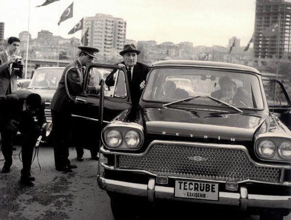 <p>Uzun ve kısa farları ayakla kumanda edilen, kontak anahtarıyla ve manuel olarak da çalıştırılabilen Devrim, bu özellikleriyle de dikkati çekiyor. Bin 250 kilogram ağırlığında ve saatte maksimum 140 kilometre hız göstergesine sahip Devrim'e güvenlik gerekçesiyle benzin konulmuyor, aküsü sökülüyor.</p>
<p> </p>
