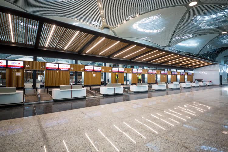 <p>Dünyanın en büyük havalimanının projesindeki ana terminal binası, 1 milyon 300 bin metrekareyle tek çatı altında dünyanın en büyük terminal binası olacak. Ayrıca içindeki yapı ve kültür tamamen Türk mimarisini andırıyor. Çatı, büyük usta Mimar Sinan'ın eserlerinden esinlenilerek yapıldı.</p>