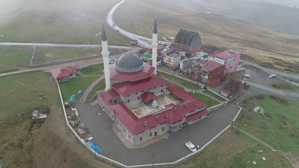 <p>Osmanlı Padişahları'ndan 4. Murad Han'ın Erivan-Bağdat seferi dönüşü 40 bin kişilik ordusu ile Cuma namazını kıldırması nedeniyle ismini Padişah Sultan Murad'dan alan Trabzon'un Çaykara ilçesindeki Sultan Murat Yaylası’na 12 milyon TL’lik cami yapıldı. </p>
<p> </p>