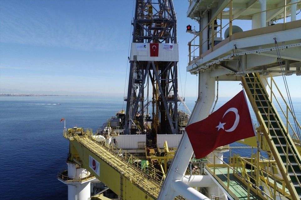 <p>Türkiye'nin derin sularda petrol ve doğalgaz arayacak ilk sondaj gemisi 'Fatih', bugün Alanya 1 kuyusunda arama çalışmalarına başlıyor. </p>
