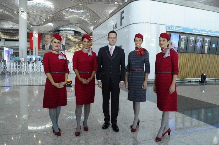 <p>Türk Hava Yolları’nın İstanbul Yeni Havalimanı’yla birlikte tasarladığı yeni kıyafetleri, görkemli açılışa saatler kala görücüye çıktı. Kabin memurları yeni kıyafetleriyle ilk kez davetlilerin karşısına geçti. </p>

<p> </p>
