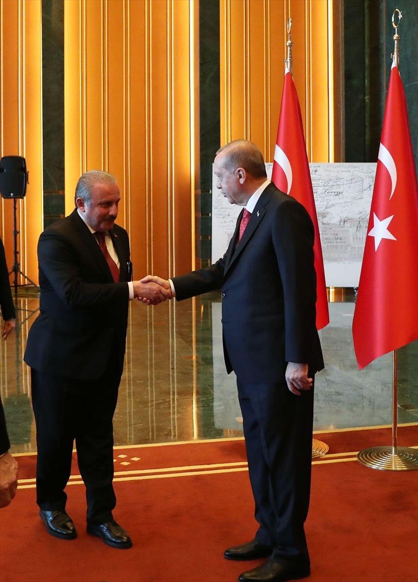<p>Türkiye Cumhurbaşkanı Recep Tayyip Erdoğan 29 Ekim Cumhuriyet Bayramı dolayısıyla Cumhurbaşkanlığı Külliyesi'nde tebrikatı kabul etti. TBMM Başkanvekili Mustafa Şentop, Cumhurbaşkanı Erdoğan'a tebriklerini iletti.</p>

<p> </p>
