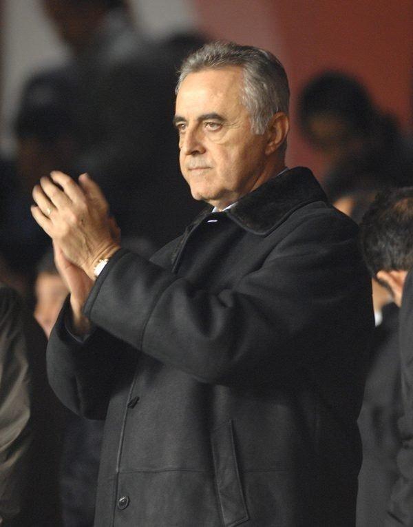<p><strong>Canaydın'dan centilmenlik dersi</strong><br />
<br />
Son yıllarda iki takım arasındaki maçların genelinde olaylar yaşanırken, Galatasaray Kulübünün merhum Başkanı Özhan Canaydın, rekabete centilmence yaklaşımıyla alkış aldı.</p>
<p>Sarı-kırmızılı ekibin 6 Kasım 2002'de Kadıköy'de rakibine 6-0'lık sonuçla tarihi hezimete uğradığı maçta, başkan sıfatıyla ilk Fenerbahçe derbisini izleyen Özhan Canaydın'ın, rakibinin attığı golleri alkışlayarak Fenerbahçeli yöneticileri kutlaması, maça damgasını vurdu.</p>
<p>Merhum Canaydın'ın bu centilmenlik gösterisi kendi camiasından bazı tepkiler görse de Dünya Fair Play Konseyi (CIFP) tarafından 2002 Dünya Fair Play Ödülü'ne layık görüldü. Özhan Canaydın ayrıca, bu davranışı nedeniyle Türkiye Milli Olimpiyat Komitesi (TMOK) tarafından düzenlenen Fair Play Sportif Davranış Ödülü'nü aldı.</p>