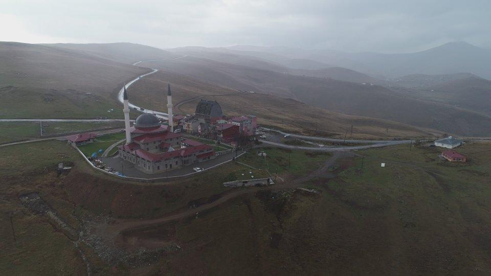 <p>Trabzon’un Çaykara ilçesi sınırları içerisinde yer alan 2 bin 100 rakımda inşa edilen Sultan Murat Yaylası Şehitlik Camisi geçtiğimiz yıl yapılan törenle hizmete açıldı. Bin 500 cemaat kapasiteli caminin avlusunda ise sütre taşı sergileniyor.</p>
<p> </p>