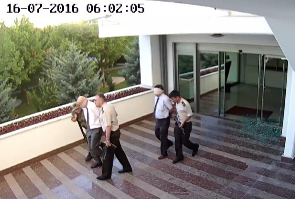 <p>Bunun üzerine TBMM avukatı Bilal Temel, Öktem tarafından vurulduğu tespit edilen şehit polis memuru Gülhan'ın vurulmuş haldeki fotoğrafını göstererek, "Bu fotoğraftaki kişiyi daha önce gördünüz mü? Vurulduğu yeri biliyor musunuz?" sorusunu yöneltmişti. Kanlar içindeki Gülhan'ın fotoğrafına ilk önce bakmayan Öktem, mahkeme heyetinin uyarısından sonra baktığı fotoğraftaki Gülhan'ı olay günü görmediğini ileri sürmüştü.</p>
<p> </p>