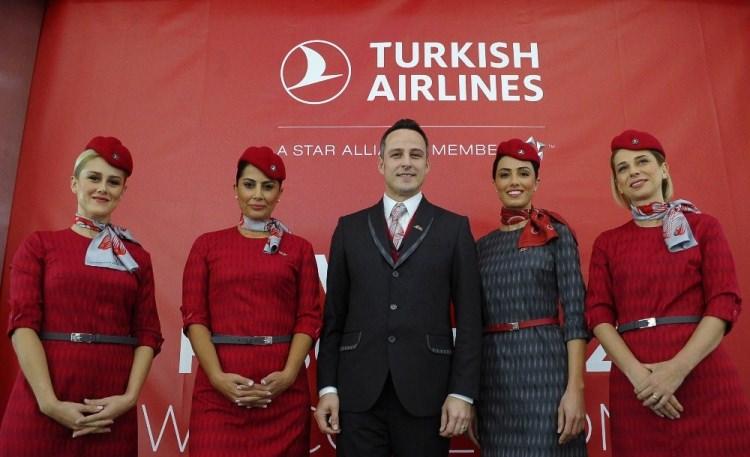 <p>İstanbul Boğazı’ndaki akış ve hareketlerden de esinlenilen “Flow/ Akış” deseni aynı zamanda, Doğu ile Batı’nın kesişme noktası olan İstanbul’un sahip olduğu dinamik enerjiyi de sembolize ediyor. </p>
<p> </p>