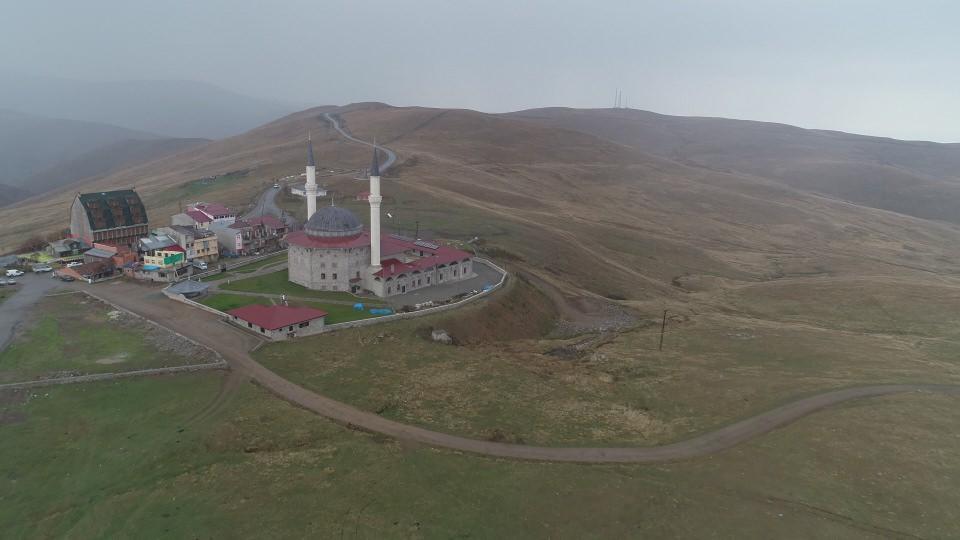 <p>Önce ‘Sultan Murat Suyu’ sonra ‘Sultan Murat Hanları’ daha sonra da ‘Sultan Murat Yaylası’ olarak adlandırılan yaylaya yapılan cami 12 milyon TL’ye mal olurken, cami yaylaya çıkan yerli ve yabancı turistlerin ilgisini çekiyor. </p>