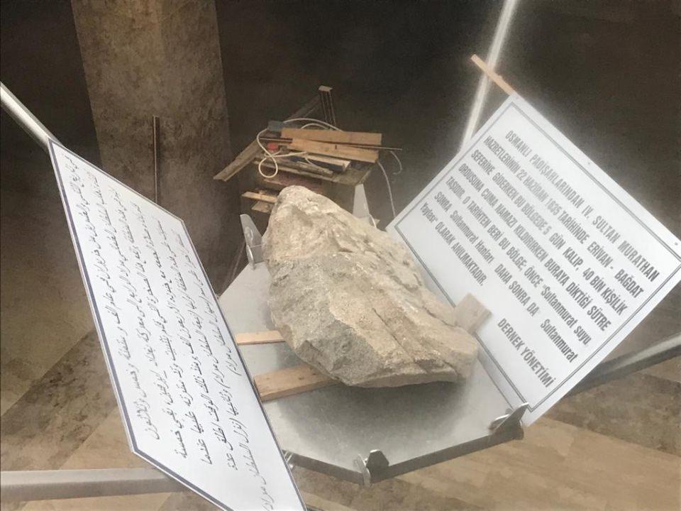 <p>Caminin avlusunda sergilenen taşın yerli ve yabancı turistler tarafından ilgi gördüğünü kaydeden Liman, “Caminin avlusunda sergilenen taş IV. Murat’ın burada ilk Cuma namazı kıldığı zaman kıble taşı olarak kullanılan taş. </p>