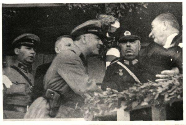 <p><strong>SOVYET HEYETİ BAŞKANI ATATÜRK'Ü TEBRİK EDERKEN...</strong><br />
<br />
Cumhuriyet'in 10. yıl dönümü dolayısıyla düzenlenen törende Sovyet Heyeti Başkanı Mareşal Kliment Yefromoviç Voroşilov ile Atatürk'ün bir arada yer aldığı fotoğraf</p>
