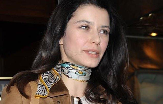<p>Beren Saat - 164 cm</p>

<p> </p>
