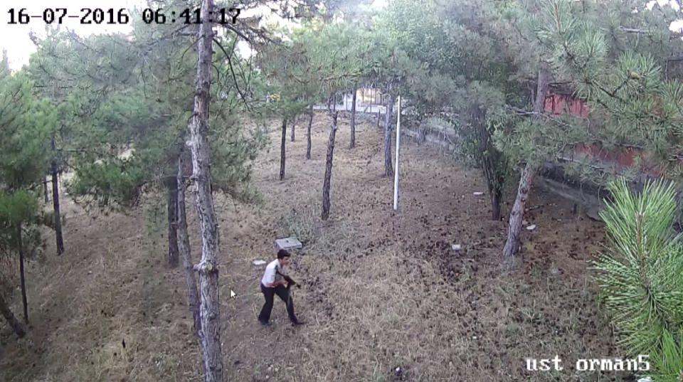 <p>Söz konusu raporu savcılara gönderdiğini belirten Aslan, "FETÖ, bu rapora çok bozuldu ve beni hedef haline getirdi. Televizyon kanallarında ve gazetelerinde beni hedef haline koydu. Bana davalar açtılar. Kiminden beraat ettim, kiminde de mahkeme 'Yargılanmasına yer yok' kararı verdi. Ben 5 kez beyin ameliyatı oldum ve 5 ay yoğun bakımda kaldım. Uyandığımda, 'Bu ülkede demokrasi var mı, FETÖ başarılı oldu mu? FETÖ başarılı olduysa demokrasi, halk ve bizler kaybettik, eğer başarılı olamamışsa demokrasi ve halk kazandı' demişim. İyi ki FETÖ kazanmadı." ifadelerini kullanmıştı. </p>