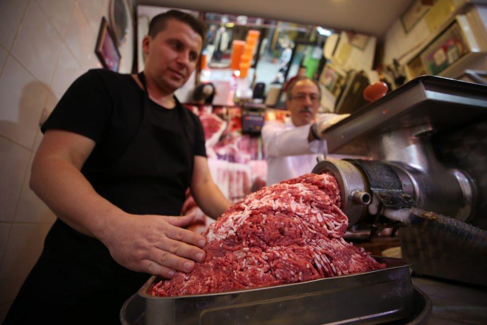 <p>Tarihi &ccedil;arşıda Bursa kebabının yapıldığı ilk d&uuml;kkanda uzun yıllar &ccedil;alışan Hacı H&uuml;samettin S&uuml;nneli'nin, aynı &ccedil;arşıda 1970 yılında a&ccedil;tığı kendi d&uuml;kkanında, sıcak pide &uuml;zerine d&ouml;ner yerine k&ouml;fteleri yerleştirip, domates sosu ve ke&ccedil;i tereyağı ile servis ettiği, isteğe g&ouml;re sunumuna yoğurt, domates ve biber eklediği pideli k&ouml;fte, yoğun ilgi g&ouml;r&uuml;yor.&nbsp;</p>

<p>&nbsp;</p>
