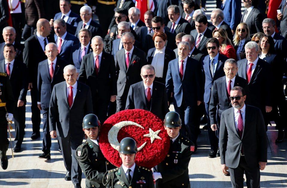 <p>Türkiye Cumhurbaşkanı Recep Tayyip Erdoğan, başkanlığındaki devlet erkanı cumhuriyetin ilanının 95'inci yıl dönümü dolayısıyla Anıtkabir'i ziyaret etti.</p>

<p> </p>
