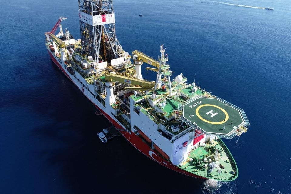 <p>Türkiye'nin ilk ultra derin deniz sondaj gemisi Fatih, bugün akşam saatlerinde petrol ve doğalgaz arama çalışmalarını Alanya 1 kuyusunda gerçekleştirecek. Antalya'nın 2 mil açığında bulunan Fatih, Enerji ve Tabii Kaynaklar Bakanı Fatih Dönmez'in katılacağı program sonrası sondaj çalışmalarını, Antalya açıklarında Kıbrıs adasının batısında Türkiye'nin Münhasır Ekonomik Bölgesi'nde yapacak. Fatih sondaj gemisi, Türk savaş gemilerinin koruması altında faaliyet gösterecek.</p>

<p> </p>
