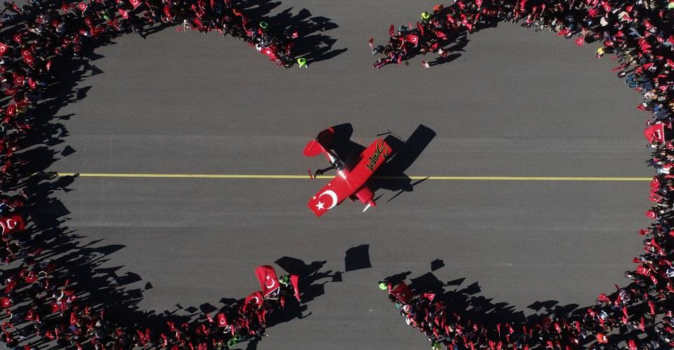 <p>Şener'in gösterilerinden etkilenen ABD'nin Colorado eyaletinin Denver kentindeki Wings Over The Rockies Hava ve Uzay Müzesi yetkilileri, Türk kadın akrobasi pilotunun 4x5 metrelik fotoğrafını ziyaretçileri havacılıkta heyecanlı ve katılımcı olmaya teşvik etmek için çeşitli sergilere sahip "fizyoloji" odasında izlenime sundu.</p>
<p> </p>
