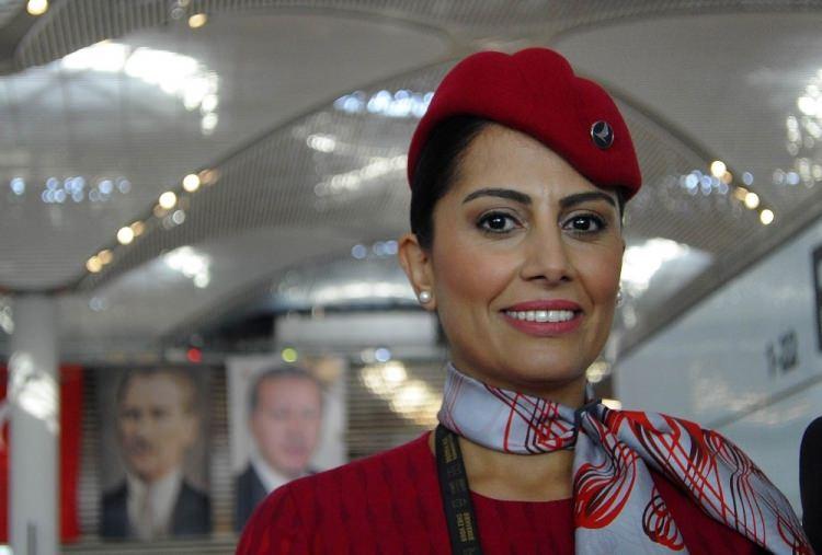 <p>İstanbul Yeni Havalimanı açılışı öncesi Türk Hava Yolları'nın (THY) kabin memurları yeni kıyafetleriyle boy gösterdi.</p>

<p> </p>
