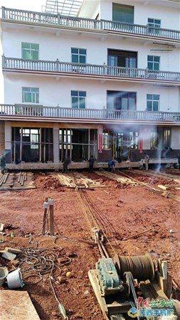 <p>Çin'de yaşayan bir aile evini yıkımdan kurtarmak için bakın ne yaptı. </p>

<p> </p>
