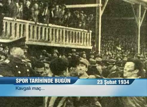 <p><strong>Yarıda kalan maç ve tarihi kavga</strong><br />
<br />
Rakiplerin 23 Şubat 1934 tarihinde yaptıkları İstanbul Ligi maçı futbolcular arasında çıkan kavga nedeniyle yarıda kaldı.</p>

<p>Taksim Stadı'nda yapılan maçın 60. dakikasında Galatasaraylı Kadri Dağ'ın, Fenerbahçeli M. Reşat Nayir'e attığı tekme ve Kadri'nin üzerine doğru koşan Fenerbahçeli Fikret Arıcan'ın, Galatasaraylı Tevfik tarafından kucaklanıp, saha kenarına atılmasıyla saha bir anda karıştı. İki takım oyuncuları arasında başlayan kavgaya tribünlerdeki seyirciler de katılınca, olaylar büyüdü.</p>

<p>Yarıda kalan maçın ardından toplanan "Mıntıka Futbol Heyeti", Türk spor tarihinin en ağır cezalarından birisini verdi ve Fenerbahçe'den 9, Galatasaray'dan 8 futbolcu olmak üzere toplam 17 futbolcuyu uzun süreli cezalandırdı.</p>

<p>Bu cezalardan en karlı çıkan takım Beşiktaş oldu, sezonu rakiplerinin önünde şampiyon tamamladı.</p>
