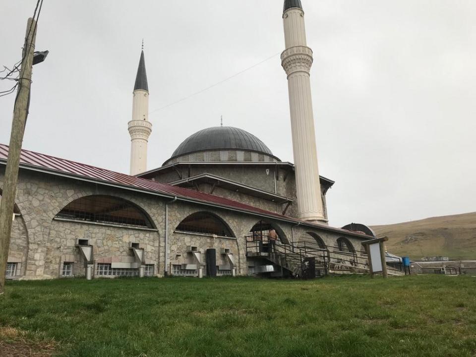 <p>1635 yılından bu yana o taş burada saklanıyor. Turistlerinde büyük ilgisini çekiyor. Caminin kolanlarında farklı bir tasarım uygulandı.</p>