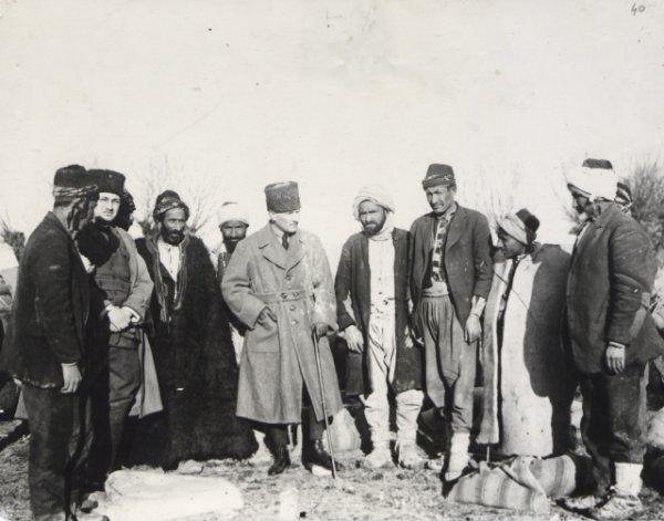 <p><strong>ATATÜRK'TEN KÖYLÜLERE SELAM...</strong><br />
<br />
Birinci Büyük Millet Meclisinin açılış töreninden Atatürk'ün köylülerle sohbeti...</p>
