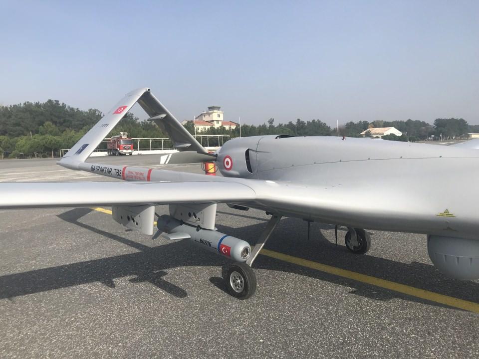 <p><strong>SİHA mühimmatları çeşitleniyor</strong></p>
<p>SİHA'ların yerli mühimmat çeşitliliğini artıracak Bozok, Türk savunma sanayisi tarafından bu alanda geliştirilen üçüncü ürün olacak.</p>
<p>Bayraktar TB2'ler 2016 yılından bu yana ROKETSAN tarafından geliştirilen MAM-L mühimmatıyla görev yapıyor. SİHA'lar bugüne kadar kullandıkları yüzlerce MAM-L ile hedeflerini etkisiz hale getirdi. SİHA'lar ayrıca bu yıl MAM-C mühimmatlarını kullanmaya başladı.</p>