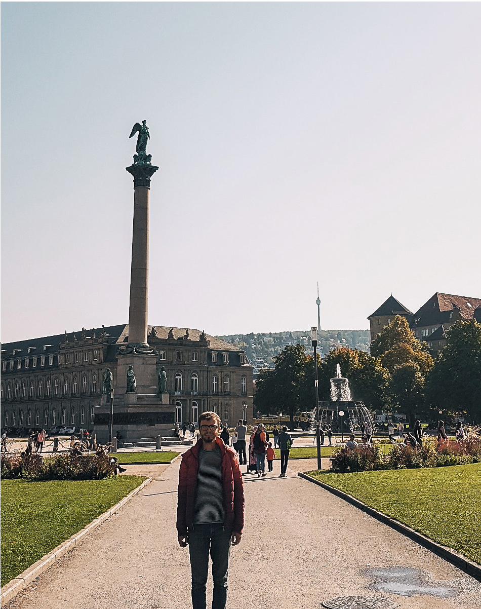 <p>G&ouml;rmediği &uuml;lkeleri gezme arzusuyla otostopla 2015 yılında Filistin'e yaptığı ilk ziyaretinden bu yana gezmeye devam eden Yıldırım'ın bu seferki gezisi ise onun i&ccedil;in &ccedil;ok &ouml;zel bir yeri olan dedesinin yıllar &ouml;nce &ccedil;alışmak i&ccedil;in gittiği Stuttgart oldu.&nbsp;</p>

<p>&nbsp;</p>
