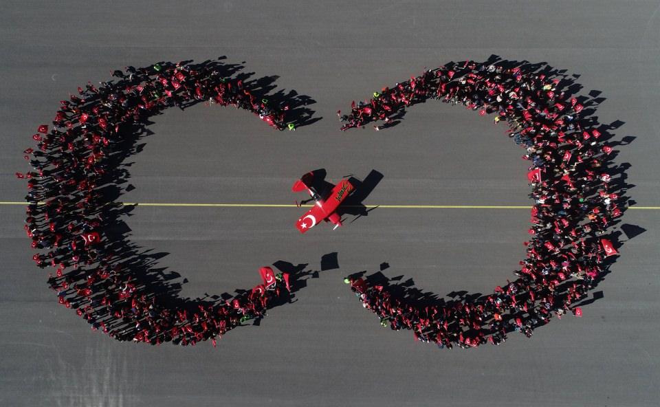 <p>Gökyüzündeki cesaretiyle herkesi kendine hayran bırakan genç pilot Şener, eylül ayında Türkiye Teknoloji Takımı (T3) Vakfı ile İstanbul Büyükşehir Belediyesi tarafından gerçekleştirilen ve Anadolu Ajansı'nın (AA) global iletişim ortağı olduğu TEKNOFEST İstanbul Havacılık, Uzay ve Teknoloji Festivali'ndeki gösterileriyle de dikkati çekti.</p>
<p> </p>