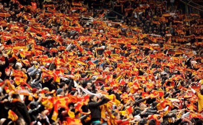 <p><strong>En az ve en çok seyircili maçlar</strong></p>

<p>Galatasaray ile Fenerbahçe arasındaki maçlarda en az seyirci 17 Kasım 1922'deki karşılaşmaya geldi.</p>

<p>İttihat Sahası'nda sağanak altında, hakem Fethi Tahsin Başaran'ın şemsiyeyle yönetmek zorunda kaldığı maçı, tamamı biletsiz 14 kişi izledi.</p>

<p>İstanbul Atatürk Olimpiyat Stadı'nda 21 Eylül 2003'te yapılan lig maçını ise 70 bin 125 seyirci izledi. Bu rakam, rakipler arasındaki bir maçı izleyen seyirci sayısındaki rekor olarak tarihe geçti.</p>
