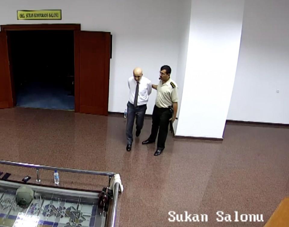 <p>Saat 22.23'te komuta katındaki Orgeneral Sükan Toplantı Salonu'na alınan Aslan, koruması ve şoförü burada darbeciler tarafından derdest edilerek elleri arkadan bağlanıyor. </p>

<p>Saat 00.39'a kadar burada alıkonulan Aslan ve beraberindekiler, eski teğmenler Seyfullah Demir ve Selim İnanır tarafından buradan çıkarılarak bir üst kattaki Altay Salonu'na götürülüyor. </p>

<p> </p>
