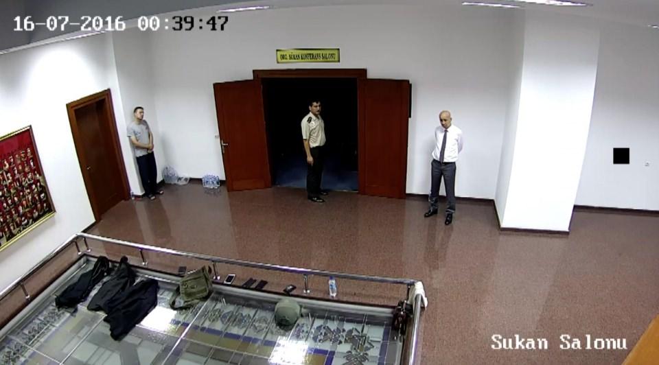 <p>Buna göre Aslan 15 Temmuz'da Ankara'da yaşanan askeri hareketlilik hakkında bilgi almak için geldiği Jandarma Genel Komutanlığının Beştepe'deki karargahına saat 22.16'da makam aracıyla giriş yapıyor. </p>
<p>Aslan, koruması ve şoförünün bulunduğu araç, sanık eski albay Süleyman Karaca'nın yönlendirmesiyle C nizamiyeye ilerliyor. </p>
<p>Sanıklar Murat Düzenli ve Tuncay Koçak tarafından karargah ana binasına götürülen Aslan ve beraberindekilere eşlik eden askerlerin silahlı olmaları dikkati çekiyor. </p>
<p> </p>