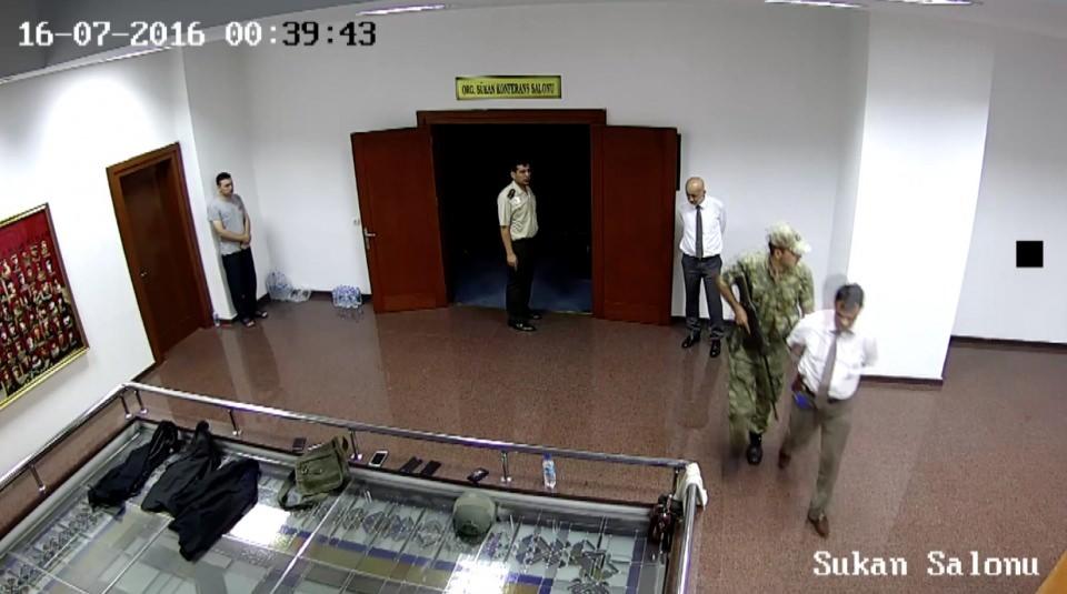 <p><strong> Gözleri bağlı infaza götürüldü </strong></p>
<p>Darbe girişiminin başarısız olduğu anlayan cuntacı Öktem, saat 05.59'da Altay Salonu'na gelerek rehine polislerin karargah dışına çıkarılması talimatını veriyor. </p>
<p>Bunun üzerine Aslan, koruması ve şoförü elleri ve gözleri bağlı şekilde sanık eski teğmen İrfan Çakmakçıoğlu ve eski üsteğmen Mehmet Emin Deniz tarafından salondan dışarı çıkarılıyor. </p>
<p>Sanık Seyfullah Demir, İşçi'yi karargahın alt katına götürüyor. Sanıklar Öktem, Çakmakçıoğlu ve Deniz ise Aslan ve Gülhan'ı komuta katının dışına çıkarıyor. Bu esnada Öktem'in elinde beylik tabancası bulunuyor. </p>
<p> </p>