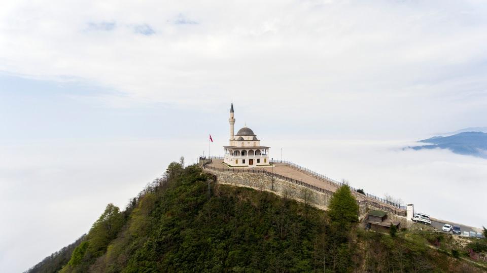 <p>. Kıbledağı'nın zirvesinde, bulutların üzerindeki ihtişamlı cami, diziler için vazgeçilmez oldu. Birçok televizyon kanalı dizisinde, cami ve çevresinde çekilen sahnelere yer veriliyor.</p>