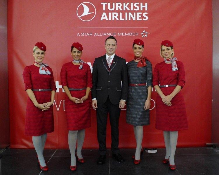 <p>Geçtiğimiz Eylül ayında kabin memurlarına yönelik yeni kıyafetlerini kamuoyuyla paylaşan Türk Hava Yolları, ilk fazının açılışı gerçekleştirilecek olan İstanbul Yeni Havalimanı’nda bu kıyafetleri davetlilerin beğenisine sundu. Böylece yeni kıyafetler ilk kez görücüye çıkmış oldu. Alandaki bazı davetliler kabin memurlarıyla fotoğraf çektirdi. </p>

<p> </p>
