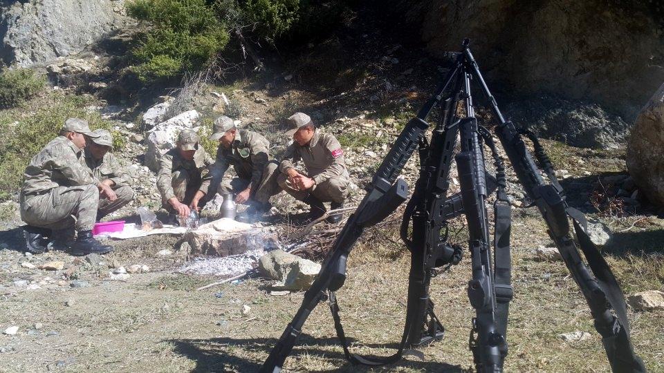 <p>Güvenlik korucusu Abidin Çirkin, devletin kendilerine verdiği görevi en iyi şekilde yapmak için çalıştıklarını söyledi.</p>
<p> </p>