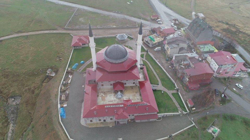 <p>Oluşturulan özel bir alanda sergilenen sütre taşının IV. Murad’ın 40 bin kişilik ordusu ile Cuma namazını kıldırırken diktiği taş olarak biliniyor.</p>
