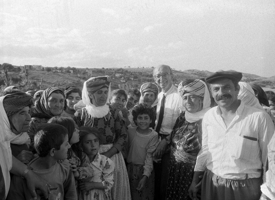 <p>Sonrasında, Orta Doğu Teknik Üniversitesi'nde (ODTÜ) rektörlük yapan Erdal İnönü, 12 Eylül 1980 askeri darbesinden sonra öğretim üyeliğini bırakarak siyasete atıldı.</p>

<p> </p>
