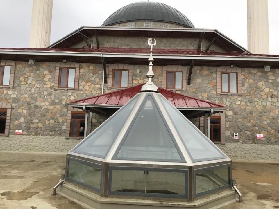 <p>Bin 500 kişilik cemaat aynı anda namaz kılabiliyor. Çocuk emzirme odaları, banyolar ve çay ocağı gibi herşey var. </p>